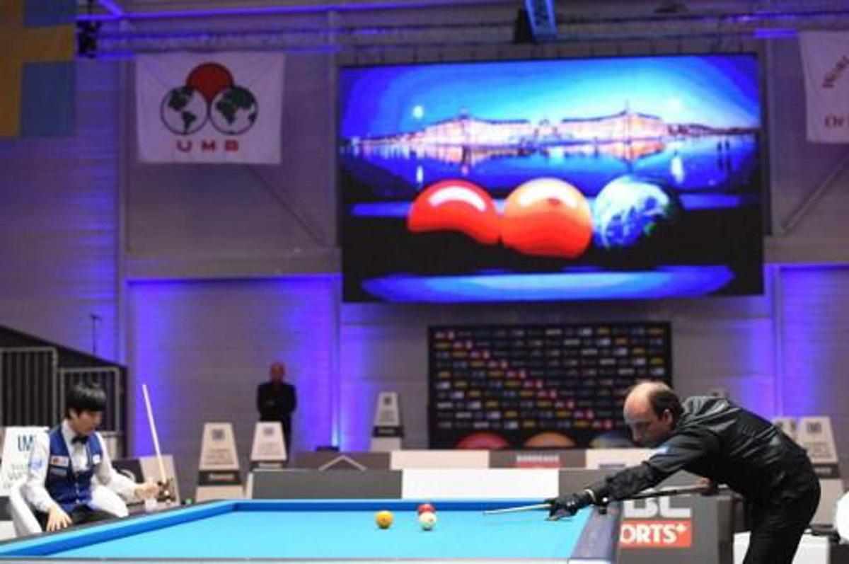Spain's Daniel Sanchez (R) competes against South Korea's Kim Haeng-jik (L) to win the final of the 69th World Championship Three Cushion Individuals in Bordeaux on November 19, 2016.
MEHDI FEDOUACH / AFP