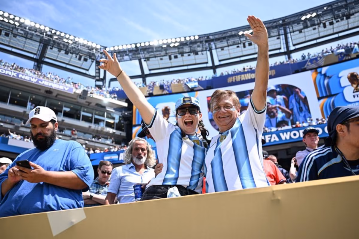 Argentina fans pose for a photo ahead of the 2026 World Cup football tournament final match between Spain and Argentina at the New York/New Jersey Stadium in East Rutherford on July 19, 2026. Paul ELLIS / AFP
