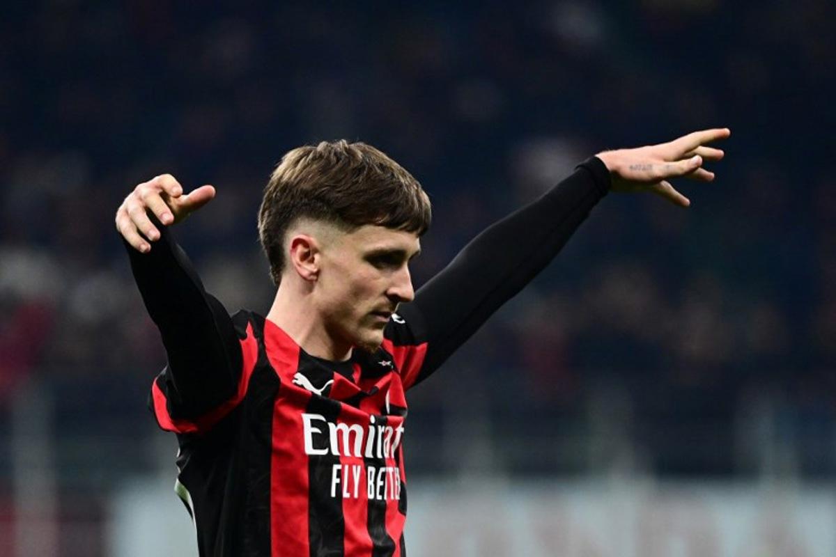 AC Milan's Begian midfielder #56 Alexis Saelemaekers celebrates his team's victory at the end of the Italian Serie A football match between AC Milan and Lazio at the San Siro stadium in Milan on November 29, 2025. Piero CRUCIATTI / AFP