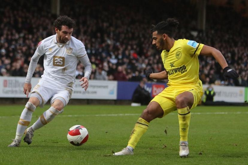 Port Vale's English midfielder David Worrall (L) vies with Brentford's English defender Dominic Thompson (R) during the English FA Cup third round football match between Port Vale and Brentford at Vale Park in Stoke-on-Trent, north east England on January 8, 2022. Geoff Caddick / AFP