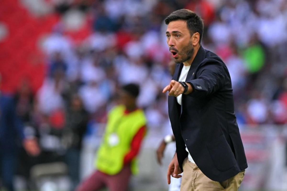 Botafogo's Italian head coach Davide Ancelotti gestures during the Copa Libertadores round of 16 second leg football match between Ecuador's Liga de Quito and Brazil's Botafogo at the Rodrigo Paz Delgdo Stadium in Quito on August 21, 2025. Rodrigo BUENDIA / AFP