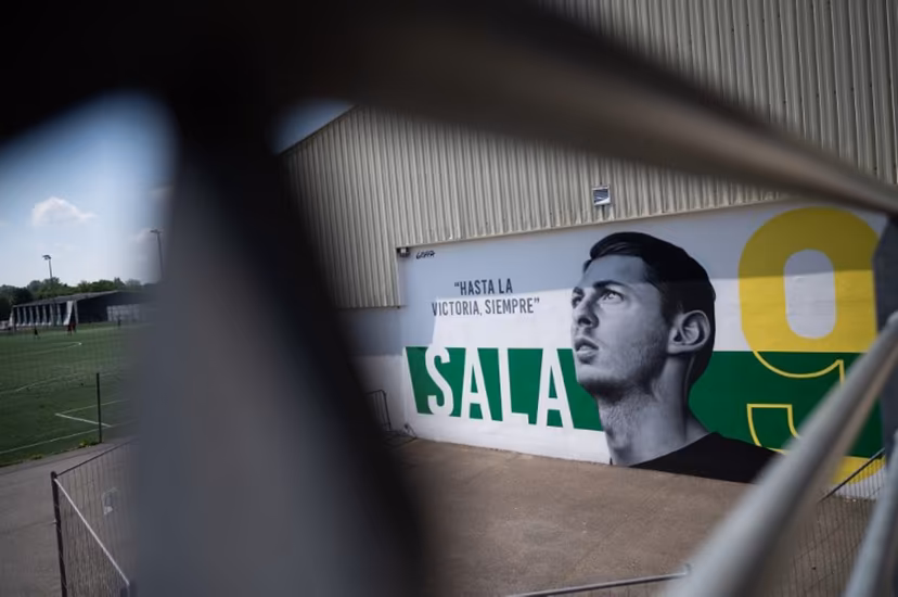 This picture taken on April 26, 2022 shows a mural by Argentinian artist Gabriel Griffa paying homage to late Argentinian football player Emiliano Sala in Carquefou, western France. Sala, 28, died in a plane crash having inhaled toxic levels of carbon monoxide from the aircraft's faulty exhaust system during an unlicensed 2019 flight en route from Nantes to Cardiff. Loic VENANCE / AFP