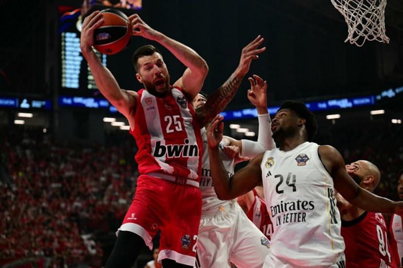Olympiacos' US forward #25 Alec Peters (L) fights for the ball with Real Madrid's Spanish guard #24 Andres Feliz (R) during the men's EuroLeague final basketball match between Olympiacos Piraeus and Real Madrid at the Telekom Center Athens in Athens on May 24, 2026. Angelos Tzortzinis / AFP
