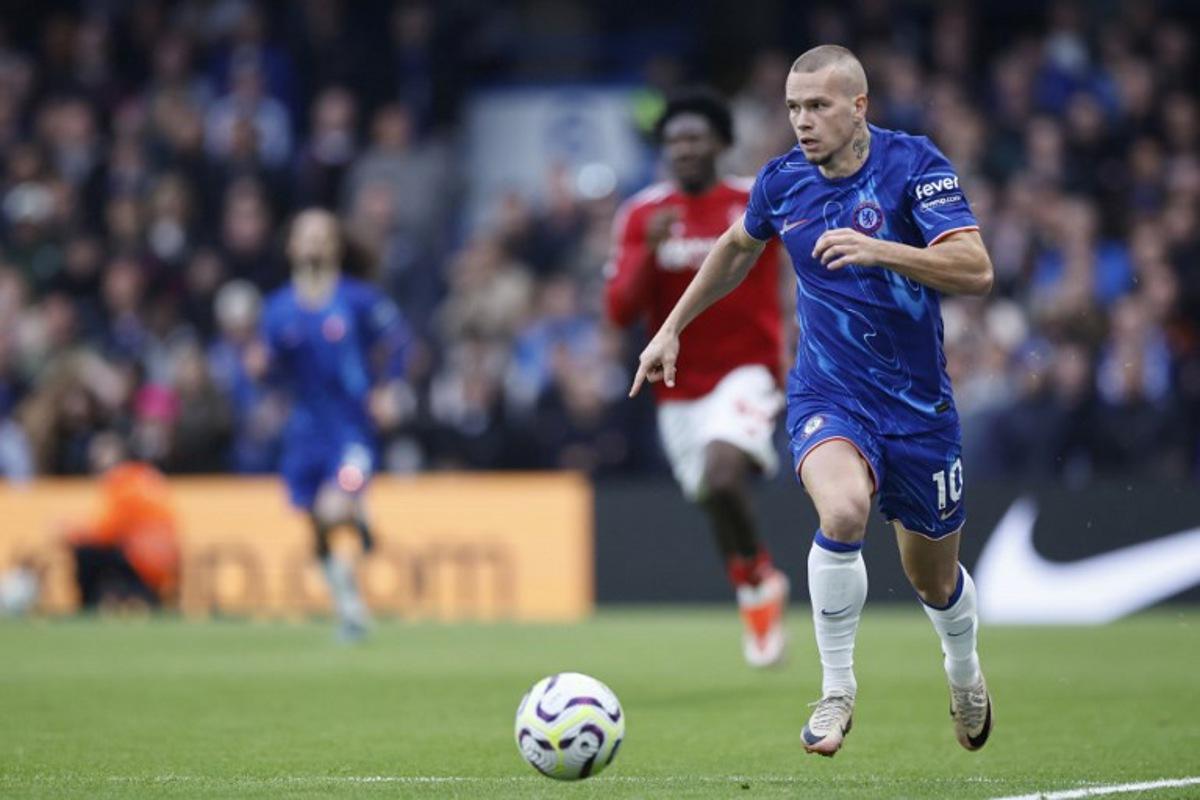 Chelsea's Ukrainian midfielder #10 Mykhailo Mudryk runs with the ball during the English Premier League football match between Chelsea and Nottingham Forest at Stamford Bridge in London on October 6, 2024. BENJAMIN CREMEL / AFP