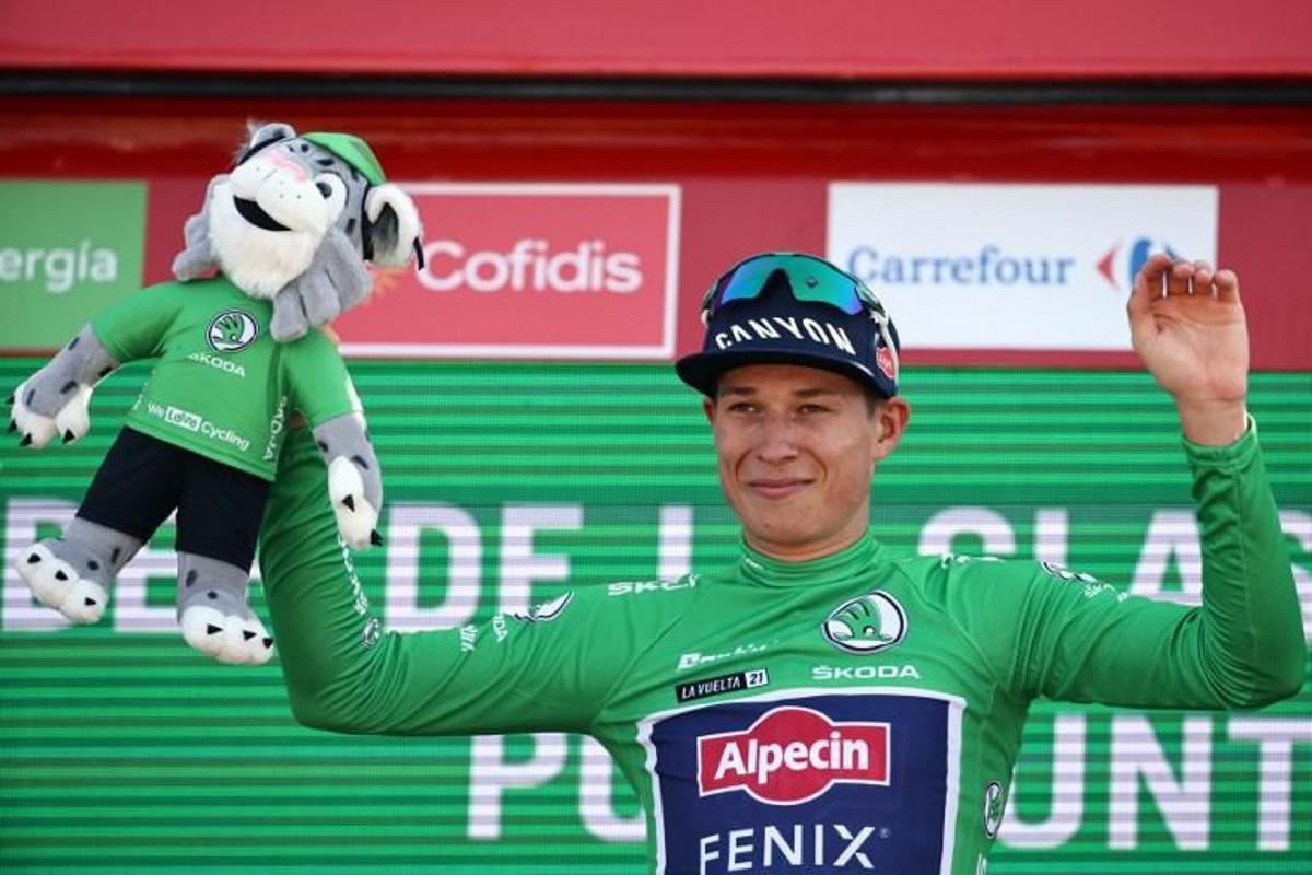 Team Corendon - Circus' Belgian rider Jasper Philipsen celebrates on the podium retaining the green jersey after the 6th stage of the 2021 La Vuelta cycling tour of Spain, a 158.3 km race from Requena to Cullera, on August 19, 2021. JOSE JORDAN / AFP