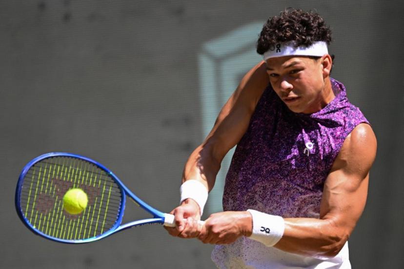 USA's Ben Shelton returns the ball to USA's Taylor Fritz during their men's singles quarter-final match of the Halle Open ATP tennis tournament in Halle, western Germany, on June 19, 2026. CARMEN JASPERSEN / AFP