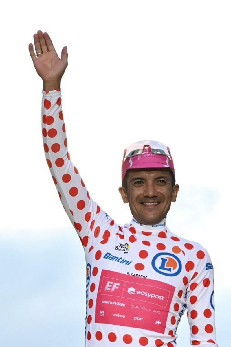 EF Education - EasyPost team's Ecuadorian rider Richard Carapaz celebrates on the podium with the best climber's polka dot (dotted) jersey after the 21st stage of the 113th edition of the Tour de France cycling race, 88,7 km starting and finishing in Paris, on July 26, 2026. Jeff PACHOUD / AFP