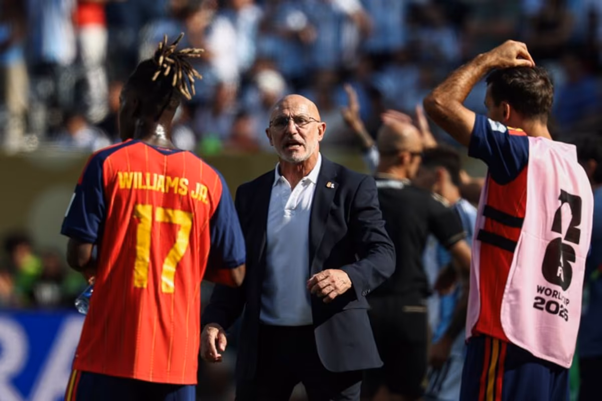 Spain's head coach Luis de la Fuente speaks to forward #17 Nico Williams during the 2026 World Cup football tournament final match between Spain and Argentina at the New York/New Jersey Stadium in East Rutherford on July 19, 2026. FRANCK FIFE / AFP