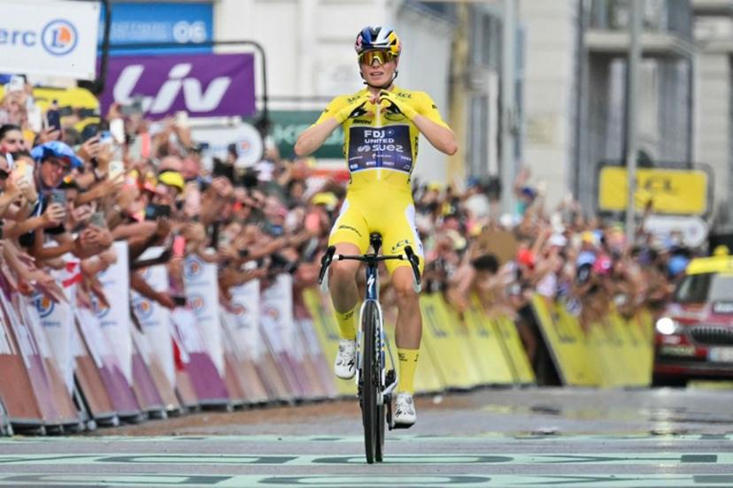 FDJ-SUEZ's Dutch rider Demi Vollering, wearing the overall leader's yellow jersey, celebrates as she crosses the finish line to win the 9th and final stage of the fifth edition of the Women's Tour de France cycling race, 99.2 km from Nice to Nice, southeastern France on August 9, 2026. NICOLAS TUCAT / AFP