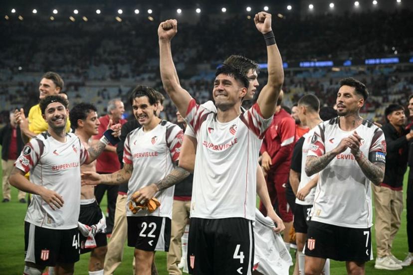 Estudiantes' players celebrate after winning the penalty shootout during the Copa Libertadores semifinal second leg football match between Brazil's Flamengo and Argentina's Estudiantes de La Plata at the Maracana stadium in Rio de Janeiro, Brazil, on October 22, 2026. MAURO PIMENTEL / AFP