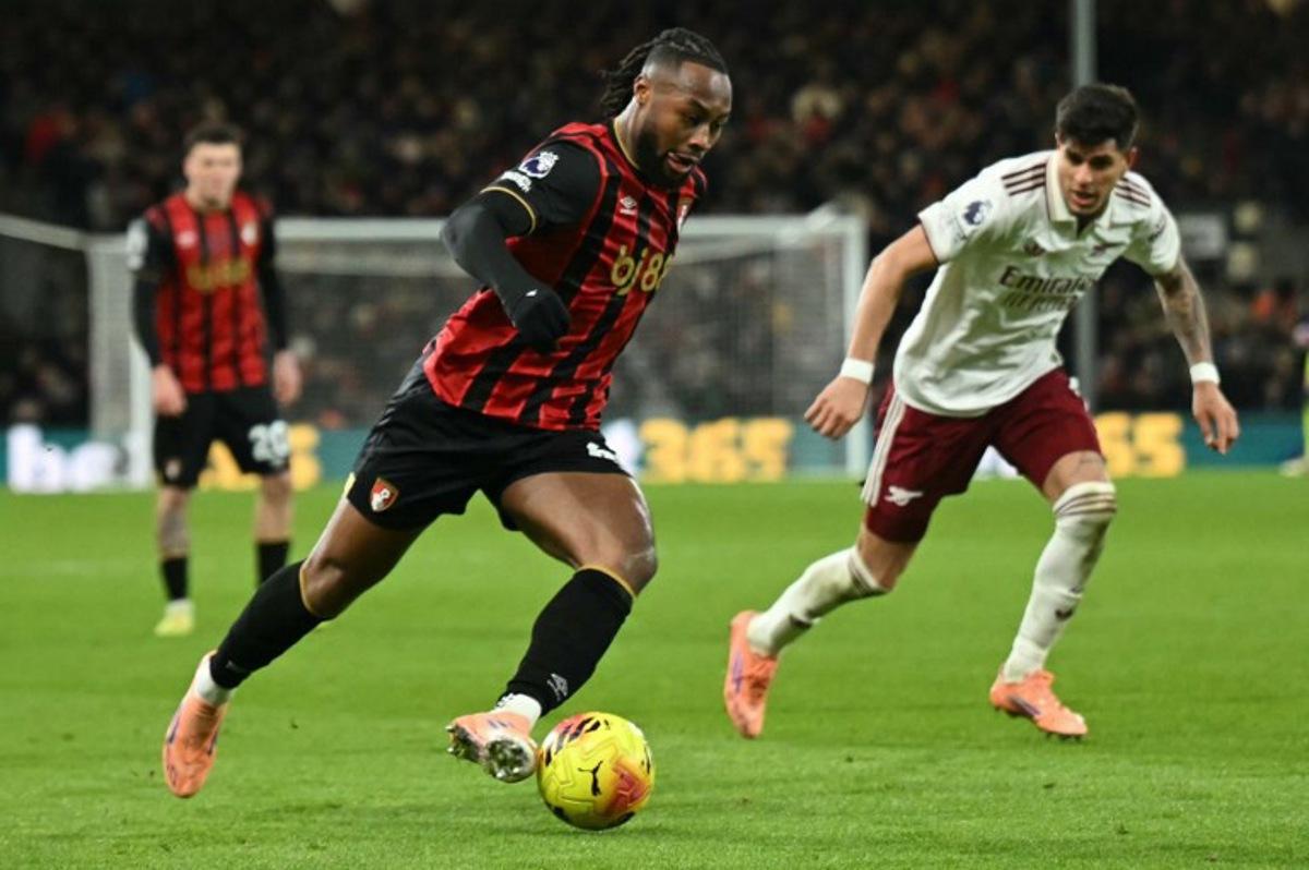 Bournemouth's Ghanaian striker #24 Antoine Semenyo (L) runs with the ball during the English Premier League football match between Bournemouth and Arsenal at the Vitality Stadium in Bournemouth, southern England on January 3, 2026. JUSTIN TALLIS / AFP
