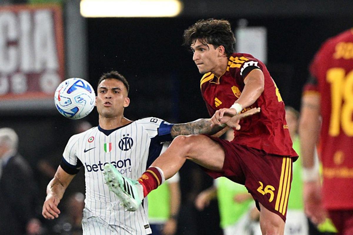 Roma's Italian defender #26 Leonardo Balerdi (C) fights for the ball with Inter Milan's Argentinian forward #10 Lautaro Martinez (L) during the Italian Serie A football match between AS Roma and Inter Milan at The Olympic Stadium in Rome on September 19, 2026. Andreas SOLARO / AFP