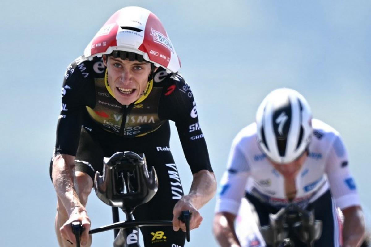 Team Visma - Lease a bike team's Danish rider Jonas Vingegaard cyles past Soudal Quick-Step team's Belgian rider Remco Evenepoel metres from the finish line of the 13th stage of the 112th edition of the Tour de France cycling race, 10.9 km individual time trial between Loudenvielle and Peyragudes, in the Pyrenees mountains of southwestern France, on July 18, 2025. Loic VENANCE / AFP
