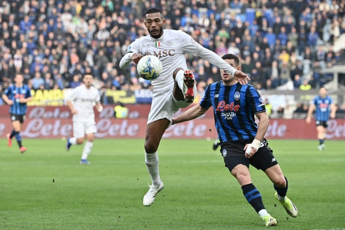 Napoli's Brazilian defender #5 Juan Jesus (L) fights for the ball with Atalanta's Montenegrin forward #90 Nikola Krstovic during the Italian Serie A football match between Atalanta and Napoli at New Balance Arena in Bergamo on February 22, 2026. Isabella BONOTTO / AFP