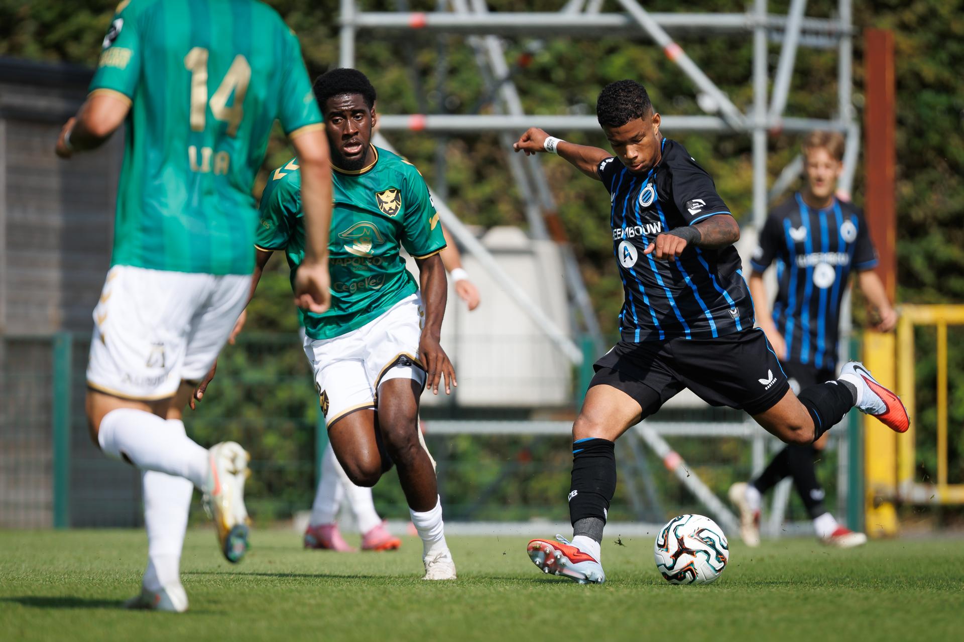 Francs Borains' Lukas Mondele and Club's Shandre Campbell fight for the ball during a soccer game between Club NXT and Royal Francs Borains, Sunday 10 August 2025 in Roeselare, on day 1 of the 2025-2026 'Challenger Pro League' 1B second division of the Belgian championship. BELGA PHOTO KURT DESPLENTER