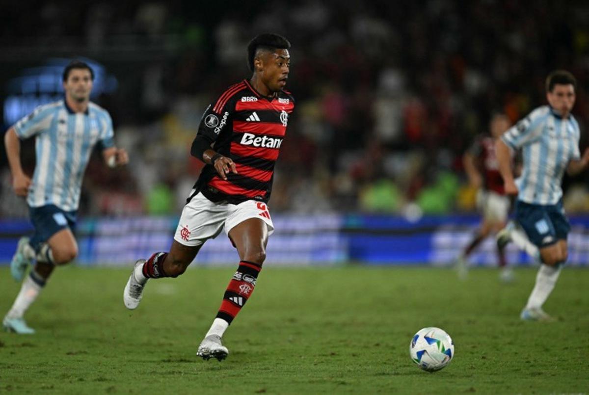 Flamengo's forward #27 Bruno Henrique controls the ball during the Copa Libertadores semifinal first leg football match between Brazil's Flamengo and Argentina's Racing at the Maracana stadium in Rio de Janeiro, Brazil on October 22, 2025. Mauro PIMENTEL / AFP