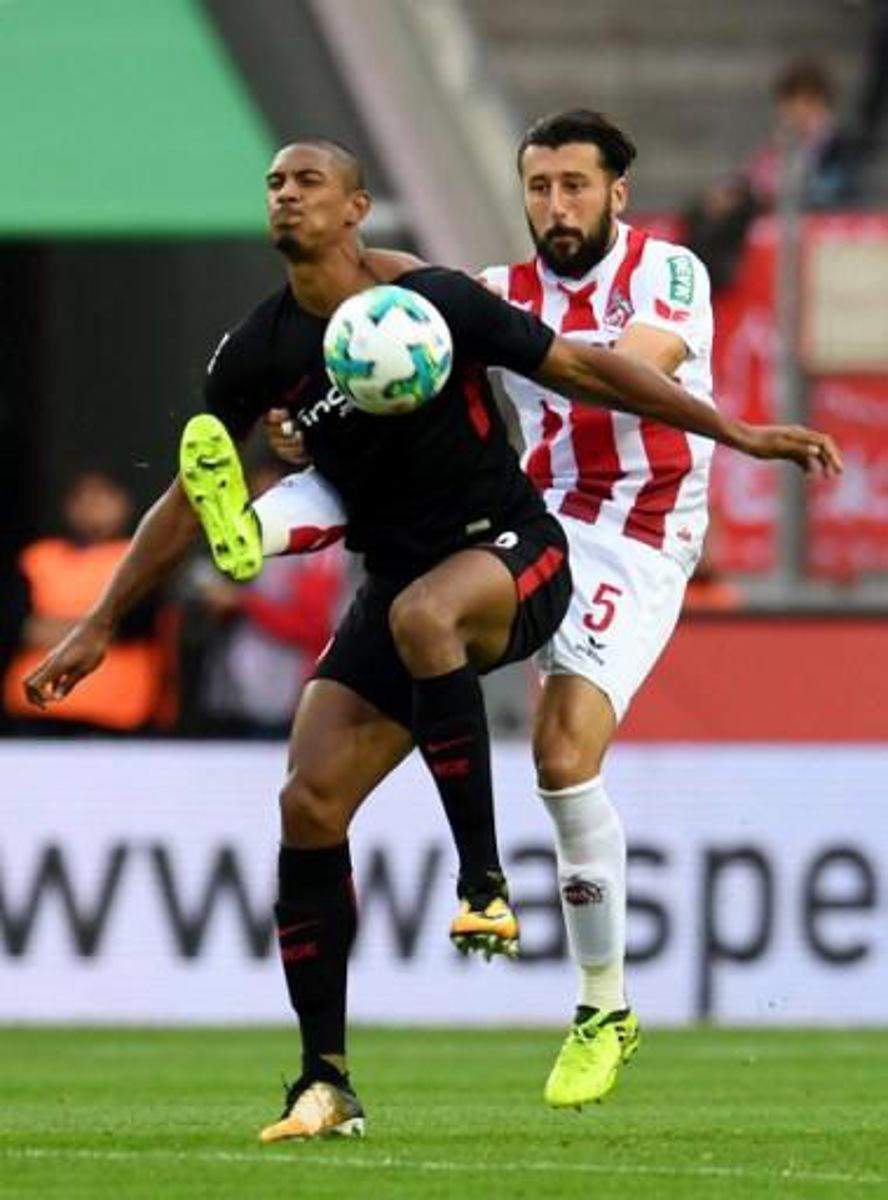 Cologne's Slovenian defender Dominic Maroh and Frankfurt¿s German midfielder Sebastian Haller vie for the ball during the German first division Bundesliga football match 1 FC Cologne v Eintracht frankfurt in Cologne, western Germany, on September 20, 2017. PATRIK STOLLARZ / AFP RESTRICTIONS: DURING MATCH TIME: DFL RULES TO LIMIT THE ONLINE USAGE TO 15 PICTURES PER MATCH AND FORBID IMAGE SEQUENCES TO SIMULATE VIDEO. == RESTRICTED TO EDITORIAL USE == FOR FURTHER QUERIES PLEASE CONTACT DFL DIRECTLY AT + 49 69 650050
