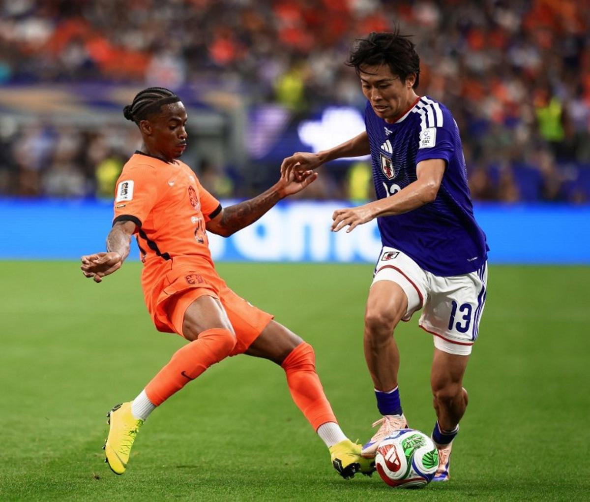 Japan's midfielder #13 Keito Nakamura (R) fights for the ball with Netherlands' forward #24 Crysencio Summerville during the 2026 World Cup Group F football match between the Netherlands and Japan at the Dallas Stadium in Arlington on June 14, 2026. Aric Becker / AFP