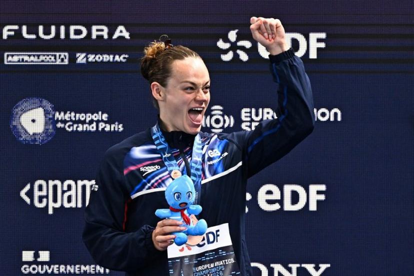 Bronze medallist Britain's Lauren Cox poses on the podium of the women's 50m backstroke swimming event during the LEN European Aquatics Championships at the Olympic Aquatic Centre in Saint-Denis, northern suburbs of Paris, on August 13, 2026. JULIEN DE ROSA / AFP