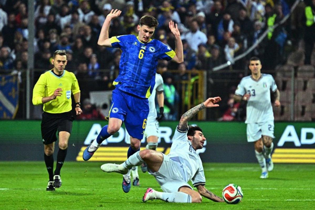 Bosnia-Herzegovina's midfielder #06 Benjamin Tahirovic (L) fights for the ball with Italy's midfielder #08 Sandro Tonali during the FIFA World Cup 2026 European qualification final football match between Bosnia-Herzegovina and Italy at the Bilino-Polje stadium in Zenica on March 31, 2026. Elvis BARUKCIC / AFP