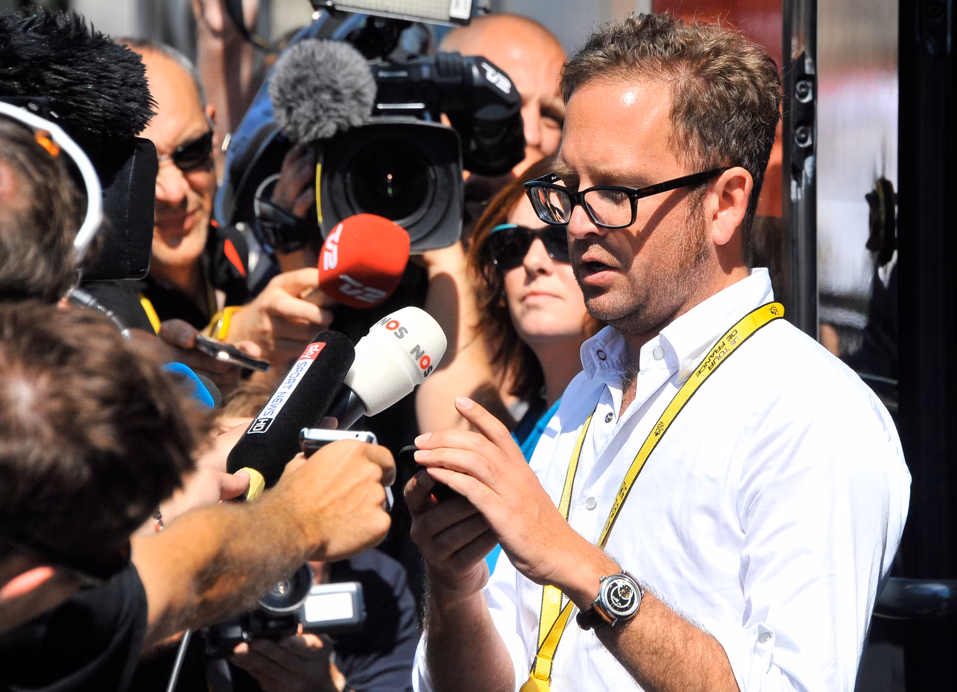 20120705 - SAINT-QUENTIN, FRANCE: Garmin-Sharp procycling sport director Jonathan Vaughters of US reads a press anouncement before the fifth stage of the 99th edition of the Tour de France cycling race, 197km from Rouen to Saint-Quentin, France Thursday 05 July 2012. BELGA PHOTO NICOLAS BOUVY
