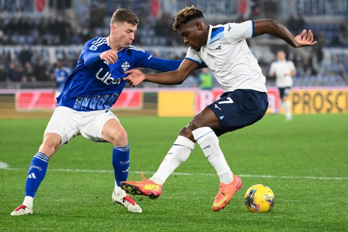Lazio's Nigerian midfielder #07 Fisayo Dele-Bashiru (R) fights for the ball with Como's Belgian defender #77 Ignace Van der Brempt during the Italian Serie A football match between SS Lazio vs Como 1907 at the Olympic Stadium in Rome, on January 10, 2025. Alberto PIZZOLI / AFP
