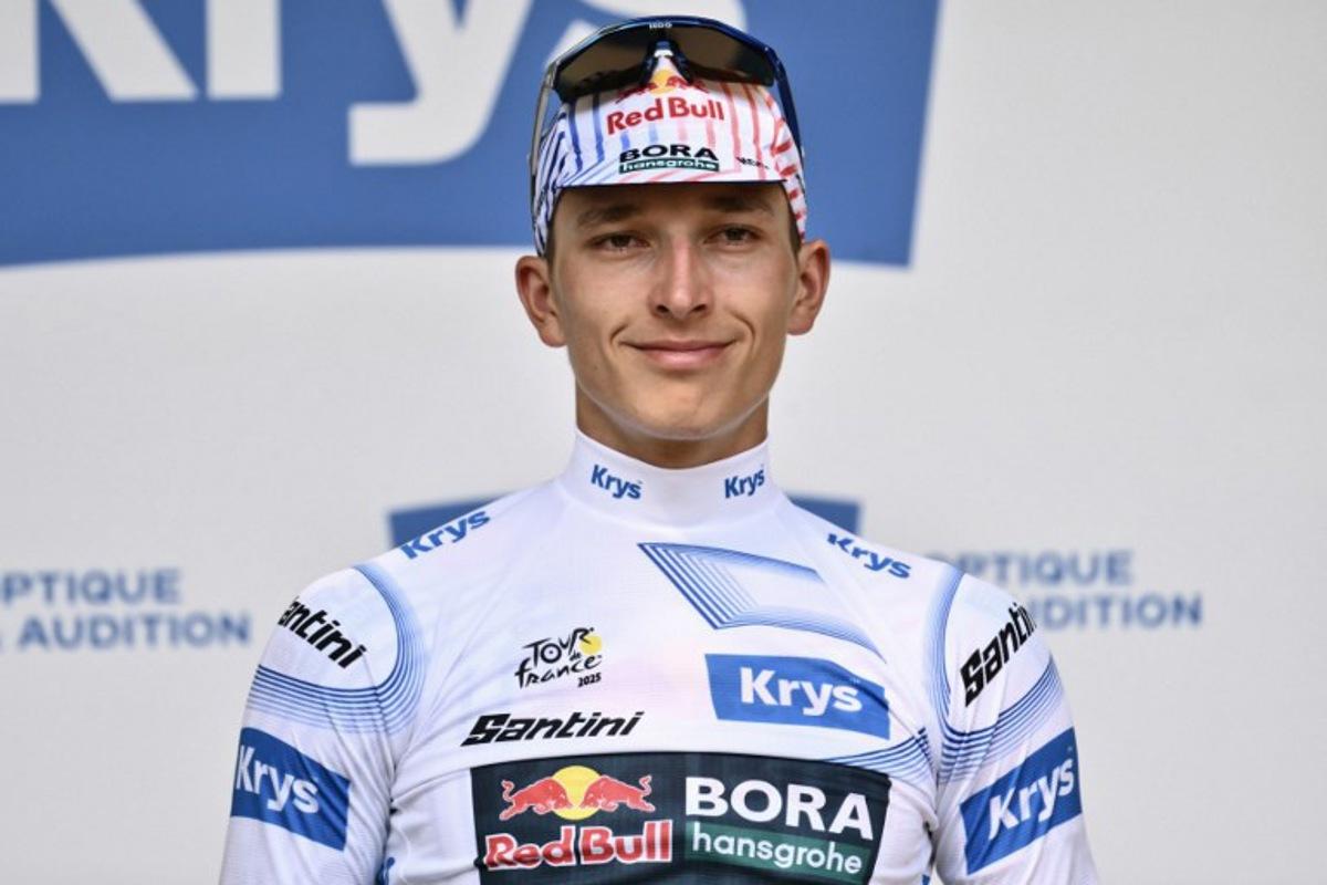 Red Bull - BORA - hansgrohe team's German rider Florian Lipowitz celebrates on the podium with the best young rider's white jersey after the 15th stage of the 112th edition of the Tour de France cycling race, 169.3 km between Muret and Carcassonne, southwestern France, on July 20, 2025. Marco BERTORELLO / AFP