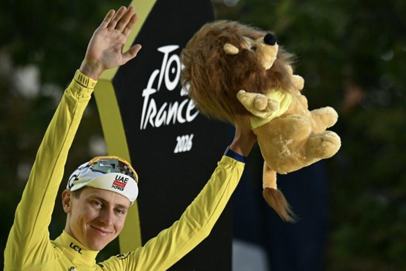 UAE Team Emirates - XRG's Slovenian rider Tadej Pogacar celebrates on the podium with the overall leader's yellow jersey after the 21st stage of the 113th edition of the Tour de France cycling race, 88,7 km starting and finishing in Paris, on July 26, 2026. Loic VENANCE / AFP