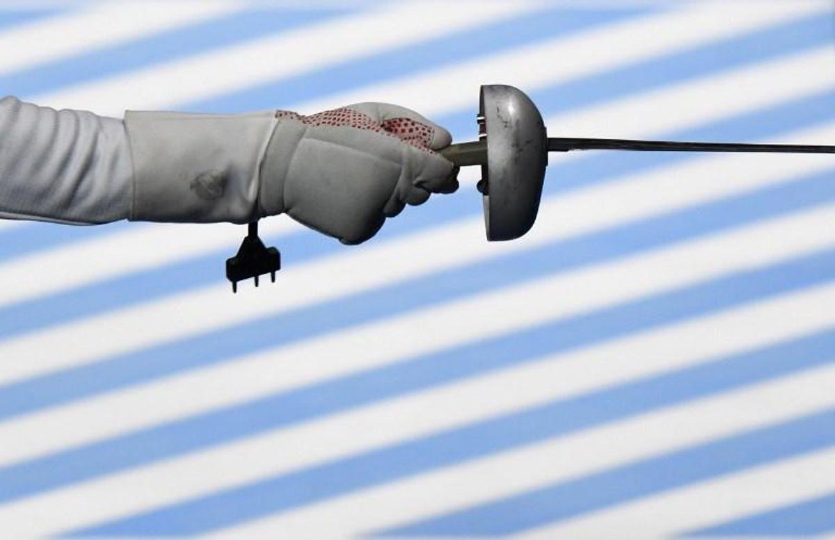 Venezuela's Silvio Fernandez competes during the men¿s team epee qualifying bout between Brazil and Venezuela as part of the fencing event of the Rio 2016 Olympic Games, on August 14, 2016, at the Carioca Arena 3, in Rio de Janeiro. Kirill KUDRYAVTSEV / AFP