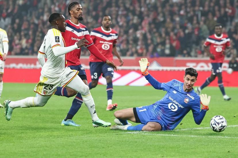 Lens' Saudi Arabian defender #23 Saud Abdulhamid (L) attempts to score in front of Lille's Turkish goalkeeper #01 Berke Ozer during the French L1 football match between Lille LOSC and RC Lens at the Stade Pierre-Mauroy in Villeneuve-d'Ascq, northern France, on October 30, 2026. Sameer Al-DOUMY / AFP