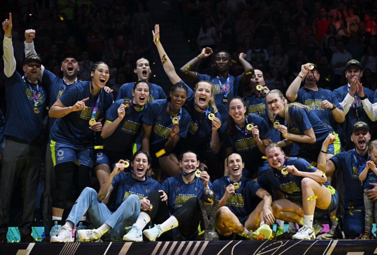 Prague's players pose with their trophy after winning the Euroleague Women's final basketball match between CIMSA CBK Mersin and ZVVZ USK Prague at the Pabellon Principe Felipe arena in Zaragoza on April 13, 2025. JAVIER SORIANO / AFP