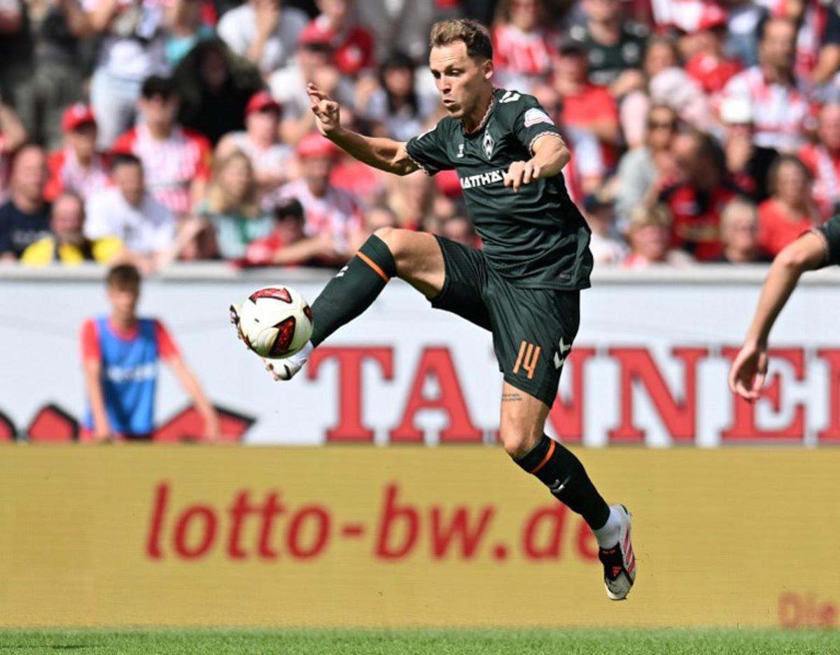 Bremen's Belgian midfielder #14 Senne Lynen controls the ball during the German first division Bundesliga football match between SC Freiburg and Werder Bremen in Freiburg, southern Germany, on August 30, 2026. THOMAS KIENZLE / AFP