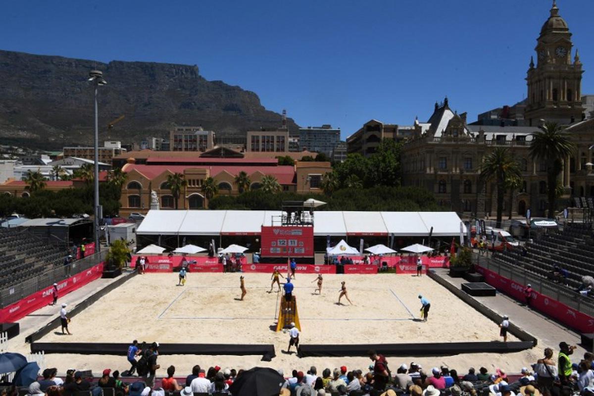View of the court, Table Mountain and city centre as Brazil's women take on France's during the 3rd place women's match at the Volleyball World Beach Pro Tour in the city center of Cape Town on November 6, 2022. RODGER BOSCH / AFP