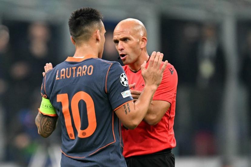 Inter Milan's Argentinian forward #10 Lautaro Martinez speaks with referee Luis Godinho during the UEFA Champions League phase day 4 football match between Inter Milan and Kairat Almaty at San Siro stadium in Milan, on November 5, 2025. Stefano RELLANDINI / AFP