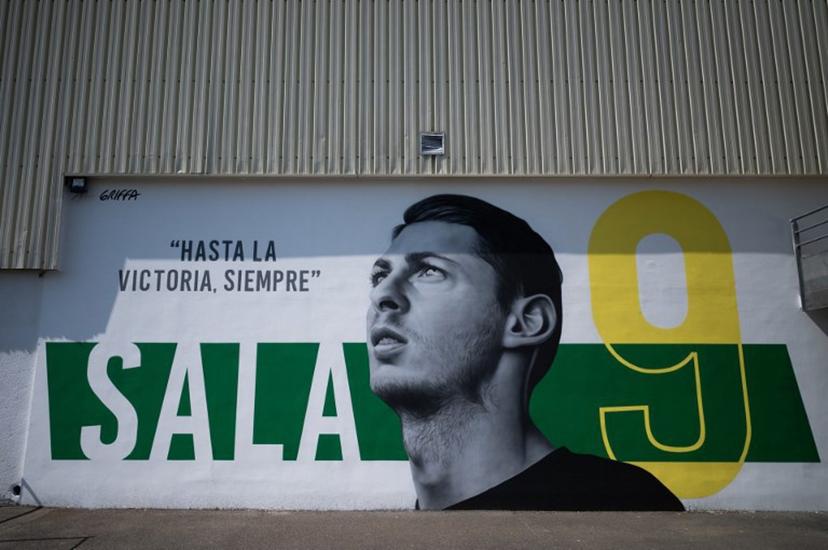 (FILES) This picture taken on April 26, 2022 shows a mural by Argentinian artist Gabriel Griffa paying homage to late Argentinian football player Emiliano Sala in Carquefou, western France. The commercial court of Nantes is due to deliver its decision on March 30, 2026 regarding the financial dispute between the two clubs, seven years after the death of Emiliano Sala in a plane crash. Sala, 28, died in a plane crash having inhaled toxic levels of carbon monoxide from the aircraft's faulty exhaust system during an unlicensed 2019 flight en route from Nantes to Cardiff. Loic VENANCE / AFP