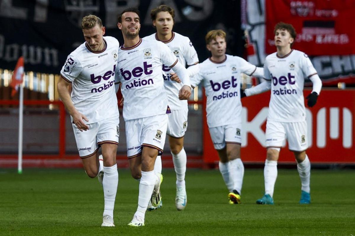 Go Ahead Eagles' Finnish midfielder #19 Oliver Antman (L) and Go Ahead Eagles' Dutch midfielder #21 Enric Llansana (R) celebrate after a goal during the Dutch Eredivisie football match between FC Twente and GO Ahead Eagles at the Stadion De Grolsch Veste on December 1, 2024 in Enschede. Vincent Jannink / ANP / AFP