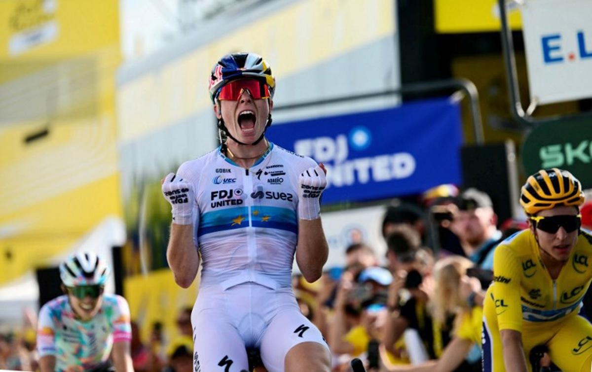 FDJ-SUEZ's Dutch rider Demi Vollering (C) celebrates as she crosses the finish line ahead of Movistar Team's Swiss rider and yello jersey Marlen Reusser (R, second placed) and Canyon//SRAM zondacrypto's Polish rider Katarzyna Niewiadoma (L, third placed) to win the 5th (out of 9) stage of the fifth edition of the Women's Tour de France cycling race, 140 km from Macon to Belleville-en-Beaujolais, in Belleville-en-Beaujolais, central France on August 5, 2026. NICOLAS TUCAT / AFP