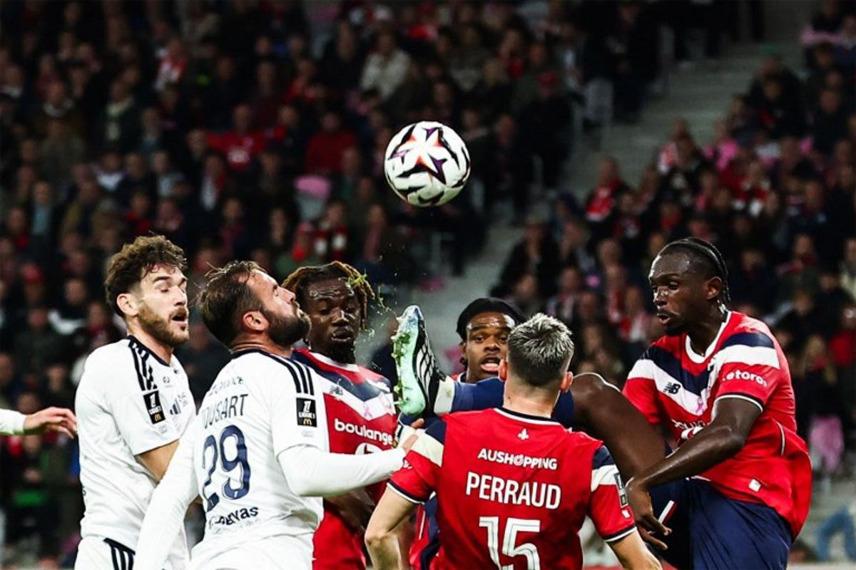 Lille's French defender #23 Tanguy Nianzou (R) shoots the ball during the French L1 football match between Lille LOSC and Stade Brestois 29 (Brest) at the Stade Pierre-Mauroy in Villeneuve-d'Ascq, northern France, on October 17, 2026. Sameer AL-DOUMY / AFP