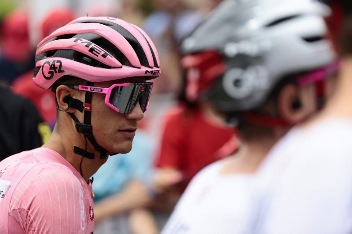UAE Team Emirates XRG's Mexican rider Isaac Del Toro wearing the overall leader's pink jersey (Maglia Rosa) prepares to take the start of the 17th stage of the 108th Giro d'Italia cycling race, 155kms from San Michele all'Adige to Bormio, on May 28, 2025. Luca Bettini / AFP