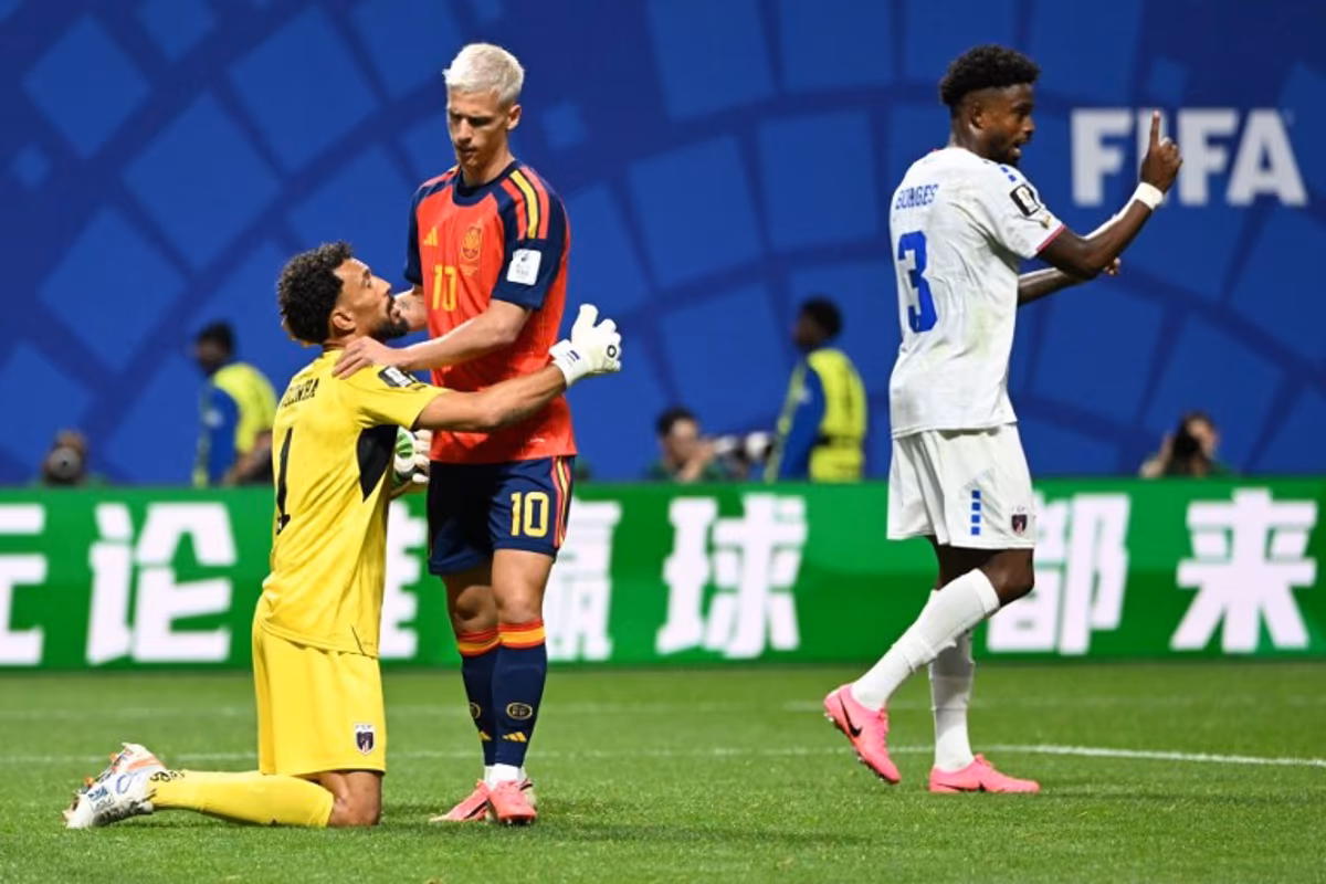 Cape Verde's goalkeeper #01 Vozinha (L) and Spain's forward #10 Dani Olmo (C) apologize after a contact during the 2026 World Cup Group H football match between Spain and Cape Verde at the Atlanta Stadium in Atlanta on June 15, 2026. ROBERTO SCHMIDT / AFP
