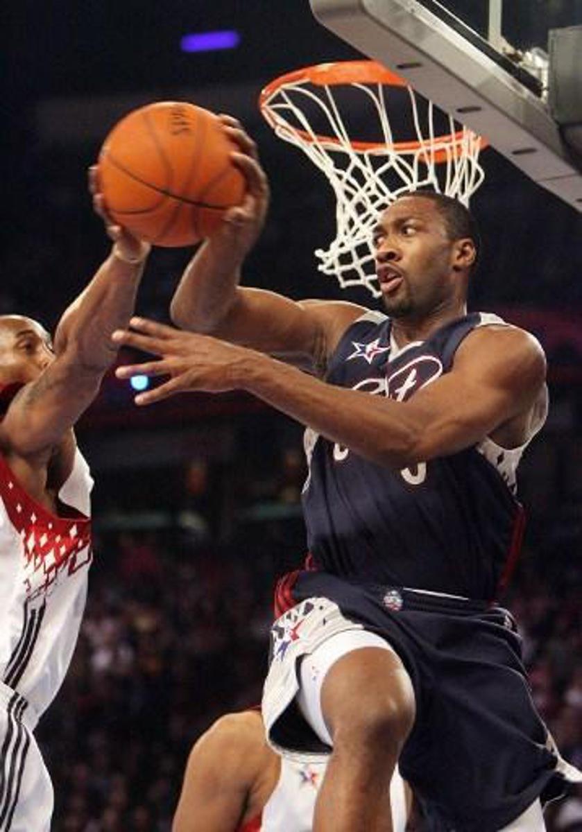 The East's Gilbert Arenas (R) clashes with the West's Kobe Bryant (L) under the basket during the NBA All Star Game, 18 February 2007, in Las Vegas, Nevada. The West's Kobe Bryant of the LA Lakers scored 12 of his 31 points in the fourth quarter as the West came away with a 153-132 win, snapping a two-game losing streak to the East in the National Basketball Association All-Star Game. AFP PHOTO / GABRIEL BOUYS