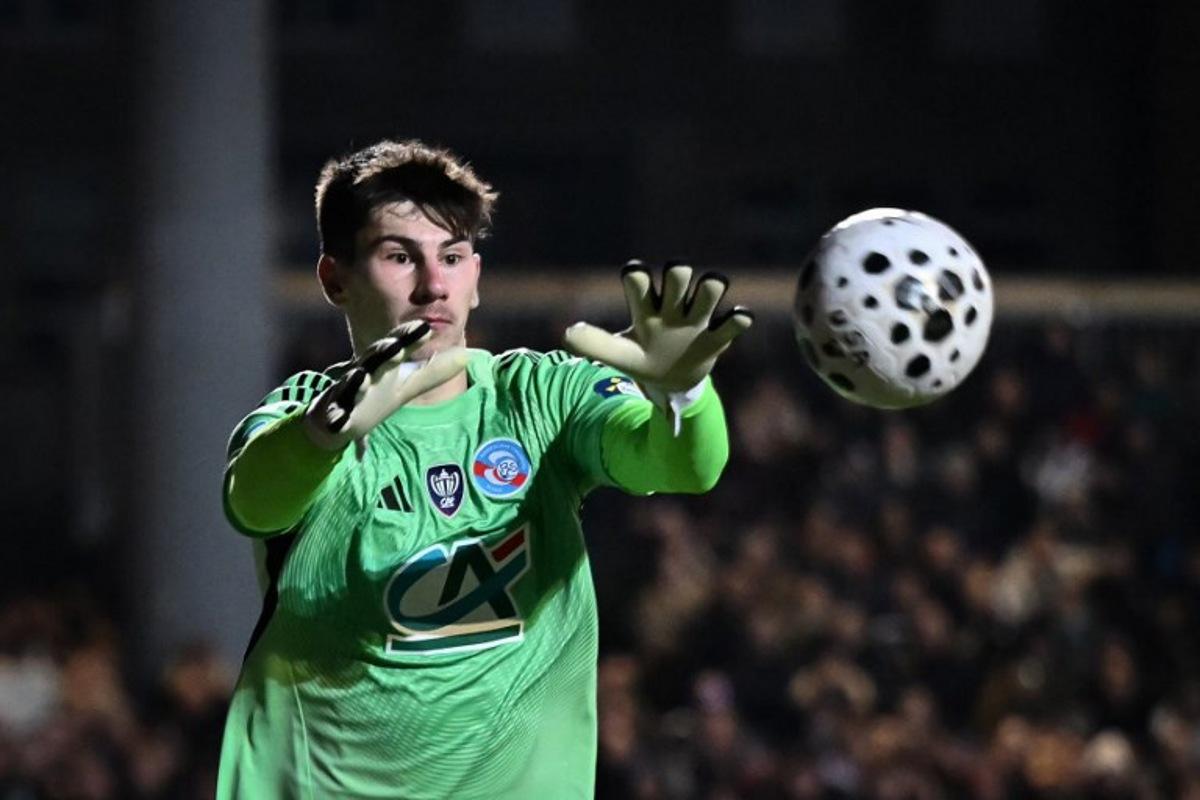 Strasbourg's Belgian goalkeeper #01 Mike Penders intercepts the ball during the French Cup round of 32 football match between US Avranches and RC Strasbourg at The Rene-Fenouillere stadium in Avranches, western France on January 10, 2026. Lou BENOIST / AFP