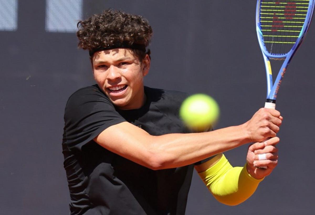 US Ben Shelton returns a ball to Argentina's Francisco Cerundolo during their men's singles semi-final match of the ATP Munich Open tennis tournament in Munich, southern Germany on April 19, 2025. Alexandra BEIER / AFP