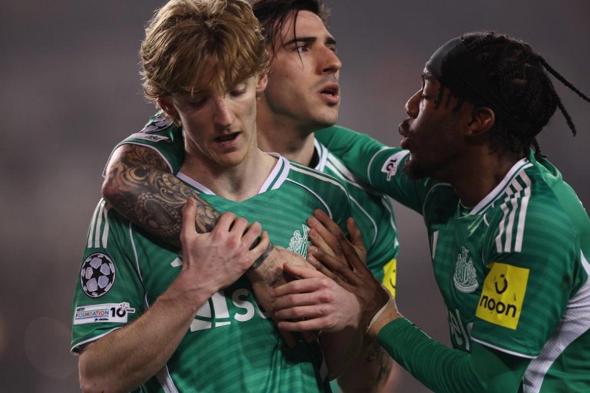 Newcastle United's English midfielder #10 Anthony Gordon celebrates with teammates after scoring the team's fifth goal from the penalty spot during the UEFA Champions League knockout phase play-off first leg football match between Qarabag and Newcastle at the Tofiq Bahramov Republican Stadium in Baku on February 18, 2026. Giorgi ARJEVANIDZE / AFP