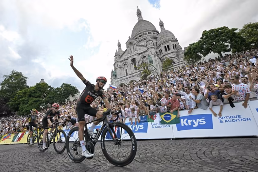 Tudor Pro Cycling Team's French rider Julian Alaphilippe cycles past the Sacre Coeur basilica during the 21st stage of the 113th edition of the Tour de France cycling race, 88,7 km starting and finishing in Paris, on July 26, 2026. Loic VENANCE / AFP