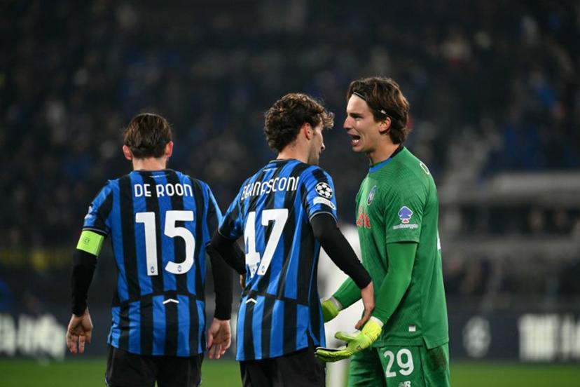 Atalanta's Italian goalkeeper #29 Marco Carnesecchi (R) celebrates with his teammates after winning the UEFA Champions League league phase day 6 football match between Atalanta Bergamo and Chelsea FC at Bergamo Stadium, in Bergamo, on December 9, 2025. Alberto PIZZOLI / AFP