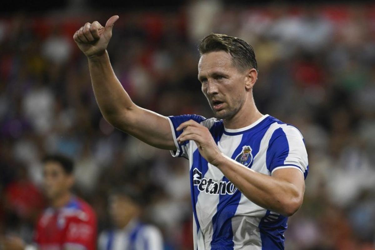 FC Porto's Dutch forward #26 Luuk de Jong reacts during the Portuguese League football match between Gil Vicente FC and FC Porto at the Cidade de Barcelos stadium in Barcelos, Portugal on August 18, 2025. MIGUEL RIOPA / AFP