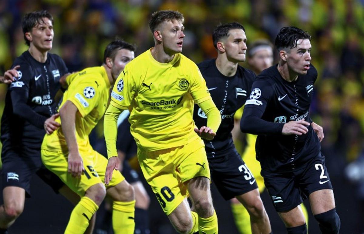 Bodoe/Glimt's Danish midfielder #30 Mathias Jorgensen (C) and Sturm Graz's Scottish defender #02 Max Johnston vie for the ball during the play-off first leg UEFA Champions League football match between Bodo/Glimt and Sturm Graz in Bodo, on August 20, 2025. Mats Torbergsen / NTB / AFP