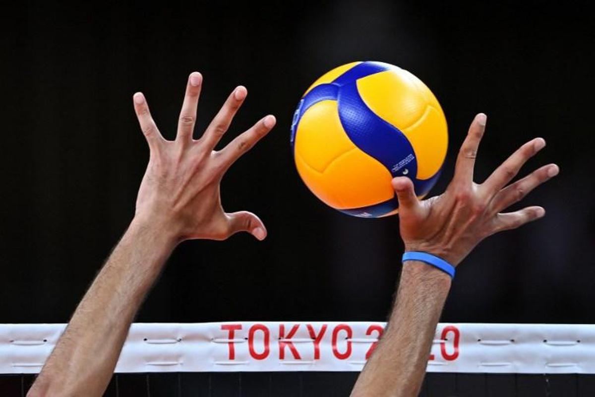 Brazil's Mauricio de Souza attempts to block a shot in the men's bronze medal volleyball match between Argentina and Brazil during the Tokyo 2020 Olympic Games at Ariake Arena in Tokyo on August 7, 2021. YURI CORTEZ / AFP