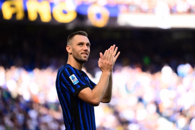 Inter Milan's Dutch defender #6 Stefan De Vrij applauds supporters as Inter Milan's players perpare to celebrate their 21st scudetto (Italian Championship victory) at San Siro stadium after the Italian Serie A football match between Inter Milan and Hellas Verona in Milan, on May 17, 2026. Marco BERTORELLO / AFP
